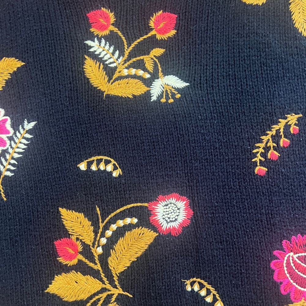 GUESS ~ Vintage Floral Embroidered Black Sweater. - Picture 6 of 6